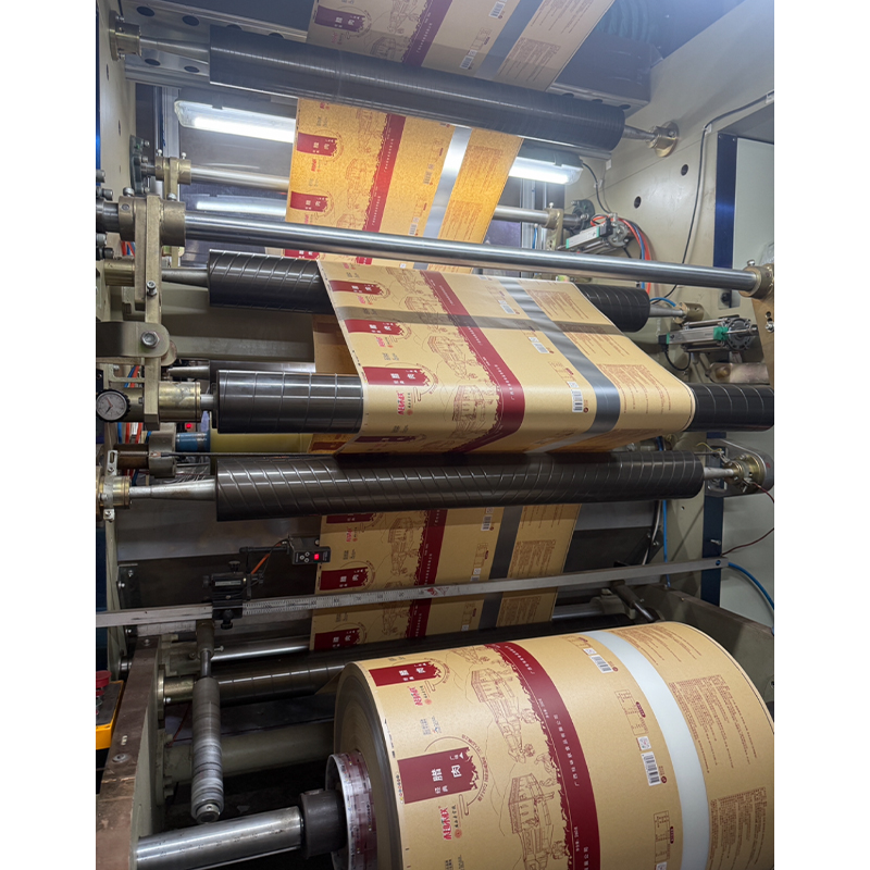 How does the breathability control technology of Kraft paper bags achieve a balance between moisture protection and food preservation?